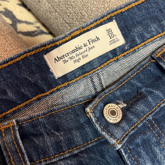 Abercrombie & Fitch High Rise 90s Relaxed Jean - Picture 8 of 12